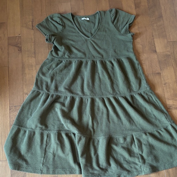 Green V-Neck Tiered Dress - Picture 1 of 3